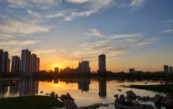 Жилой район в Jinan, Китае, на заходе солнца стоковое фото Жилой район в Jinan, Китае, на заходе солнца стоковое фото