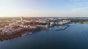 Жилые дома в районе Vuosaari Хельсинки на заходе солнца, Финляндии Красивая панорама лета стоковое изображение Жилые дома в районе Vuosaari Хельсинки на заходе солнца, Финляндии Красивая панорама лета стоковое изображение