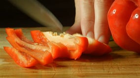 Здоровое свежее красное приготовление уроков еды перца Capsicum режа вверх в кухне акции видеоматериалы Здоровое свежее красное приготовление уроков еды перца Capsicum режа вверх в кухне акции видеоматериалы