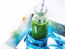 Здоровый метр smoothie шпината зеленого цвета концепции диетического питания стоковые изображения Здоровый метр smoothie шпината зеленого цвета концепции диетического питания стоковые изображения