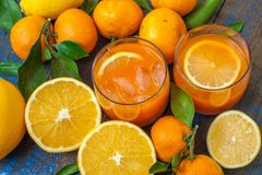 Здоровый свежий сок цитруса 2 стекла, апельсины, tangerines, лимоны, лед, выходит Стоковое фото RF Здоровый свежий сок цитруса 2 стекла, апельсины, tangerines, лимоны, лед, выходит Стоковое фото RF