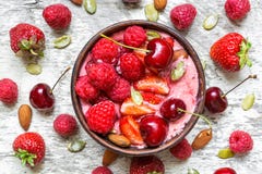 Здоровый шар smoothie ягоды завтрака покрыл с семенами поленики, клубники, вишни, chia и тыквы стоковое фото Здоровый шар smoothie ягоды завтрака покрыл с семенами поленики, клубники, вишни, chia и тыквы стоковое фото