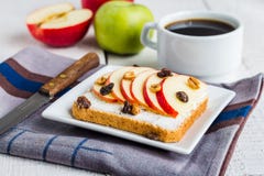 Здравица отрубей с сыром, яблоком и сухофруктом, ярким завтраком стоковые фотографии rf Здравица отрубей с сыром, яблоком и сухофруктом, ярким завтраком стоковые фотографии rf