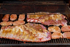 Задняя часть младенца BBQ или конец-вверх нервюр Spareribs на горячем пламенеющем гриле Стоковое Изображение Задняя часть младенца BBQ или конец-вверх нервюр Spareribs на горячем пламенеющем гриле Стоковое Изображение