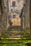 За освобождаясь положением тумана средневековые шаги Erice стоковые изображения rf За освобождаясь положением тумана средневековые шаги Erice стоковые изображения rf