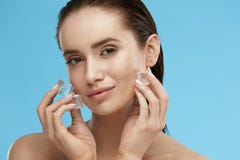 Забота кожи стороны Женщина прикладывая кубы льда стоковая фотография Забота кожи стороны Женщина прикладывая кубы льда стоковая фотография