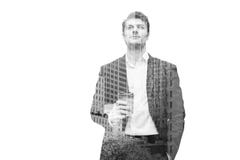 Заботливый бизнесмен держа чашку с кофе и смотря вверх стоковые фотографии rf Заботливый бизнесмен держа чашку с кофе и смотря вверх стоковые фотографии rf