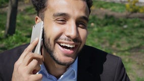 Заботя сын говорит с мамой на телефоне и улыбках с димплами r стоковые фотографии rf Заботя сын говорит с мамой на телефоне и улыбках с димплами r стоковые фотографии rf