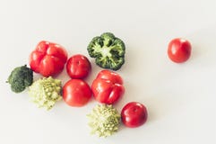 Завод основал овощи предпосылку сырцовой еды сезонные, еду vegan варя ингредиенты, взгляд сверху стоковые фотографии rf Завод основал овощи предпосылку сырцовой еды сезонные, еду vegan варя ингредиенты, взгляд сверху стоковые фотографии rf