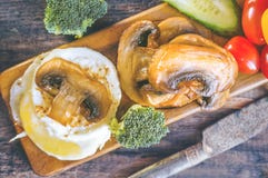 Завтрак eggs яичко краденное Венедиктом с все-зажаренными грибами и овощами конец вверх Селективный фокус стоковая фотография Завтрак eggs яичко краденное Венедиктом с все-зажаренными грибами и овощами конец вверх Селективный фокус стоковая фотография