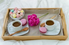 Завтрак в кровати для 2 Деревянный поднос с кофе, macaroons и Bizet стоковая фотография Завтрак в кровати для 2 Деревянный поднос с кофе, macaroons и Bizet стоковая фотография