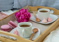 Завтрак в кровати для 2 Деревянный поднос с кофе, macaroons и Bizet стоковая фотография rf Завтрак в кровати для 2 Деревянный поднос с кофе, macaroons и Bizet стоковая фотография rf