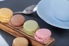 Завтрак тутора macarons деревянного стоковая фотография rf Завтрак тутора macarons деревянного стоковая фотография rf