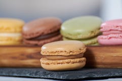 Завтрак тутора macarons деревянного стоковая фотография rf Завтрак тутора macarons деревянного стоковая фотография rf