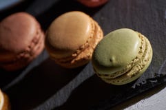 Завтрак тутора macarons деревянного стоковое изображение rf Завтрак тутора macarons деревянного стоковое изображение rf