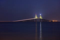 Загоренный мост Skyway солнечности на ноче, во всю длину стоковое изображение rf Загоренный мост Skyway солнечности на ноче, во всю длину стоковое изображение rf