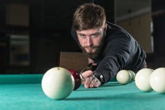 заготовок момент человека нервного расстройства биллиардов играет сферы отдых сигнал стоковые фотографии rf заготовок момент человека нервного расстройства биллиардов играет сферы отдых сигнал стоковые фотографии rf