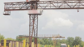 Загрузка металлических продуктов краном на козлах, работой крана на козлах в продукции, крана в складе Загрузка металлических продуктов краном на козлах, работой крана на козлах в продукции, крана в складе