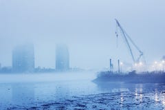 Загрязнятьое и туманное река в промышленном разделе стоковая фотография Загрязнятьое и туманное река в промышленном разделе стоковая фотография