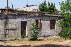 Загубленная стена здания Покинутый к ненужным домам разрушьте Самоуничтожение покинутых зданий Схематически, cri стоковые изображения rf Загубленная стена здания Покинутый к ненужным домам разрушьте Самоуничтожение покинутых зданий Схематически, cri стоковые изображения rf