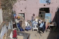 Задворк с старой мебелью и различные вещи в Asilah в Moro стоковые фотографии rf Задворк с старой мебелью и различные вещи в Asilah в Moro стоковые фотографии rf