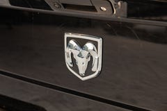 Задние nameplate и эмблема на хоботе роскошного очень дорогого нового черного hemi 1500 Ram доджа 5 7 литров стоек автомобиля в стоковое изображение rf Задние nameplate и эмблема на хоботе роскошного очень дорогого нового черного hemi 1500 Ram доджа 5 7 литров стоек автомобиля в стоковое изображение rf