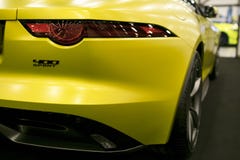 Задний взгляд типа 2018 f ягуара 400 автомобиля с откидным верхом спорта Детали экстерьера автомобиля стоковая фотография rf Задний взгляд типа 2018 f ягуара 400 автомобиля с откидным верхом спорта Детали экстерьера автомобиля стоковая фотография rf