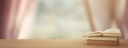 задняя школа принципиальной схемы к стог книг над деревянным столом перед окном света дня стоковое фото rf задняя школа принципиальной схемы к стог книг над деревянным столом перед окном света дня стоковое фото rf