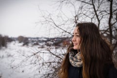 Задумчивая и романтичная девушка на предпосылке зимы стоковая фотография Задумчивая и романтичная девушка на предпосылке зимы стоковая фотография