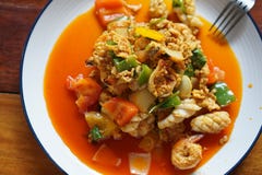 Зажаренная креветка с меню порошка карри популярным, богатым вкусом, спелый, душистым, очень вкусным Мягкое мясо креветки Аромати стоковые фотографии rf Зажаренная креветка с меню порошка карри популярным, богатым вкусом, спелый, душистым, очень вкусным Мягкое мясо креветки Аромати стоковые фотографии rf
