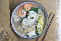 Зажаренная лапша при морепродукты и листовая капуста выдержанные в подливке стоковая фотография rf Зажаренная лапша при морепродукты и листовая капуста выдержанные в подливке стоковая фотография rf