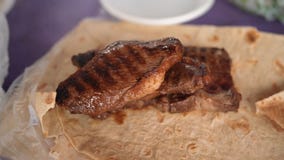 Зажаренное мясо с хлебом питы стоковое фото Зажаренное мясо с хлебом питы стоковое фото