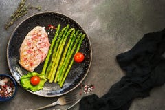 Зажаренное филе цыпленка, спаржа, томат, специи на темном - серая предпосылка E стоковое фото Зажаренное филе цыпленка, спаржа, томат, специи на темном - серая предпосылка E стоковое фото