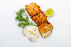 Зажаренные marinated филе рыб с овощами, луками, чесноком на верхней части стоковые изображения rf Зажаренные marinated филе рыб с овощами, луками, чесноком на верхней части стоковые изображения rf