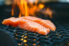 Зажаренные salmon стейки на гриле Гриль пламени огня Кухня ресторана и сада Приём гостей в саду Здоровая тарелка Стоковое Изображение Зажаренные salmon стейки на гриле Гриль пламени огня Кухня ресторана и сада Приём гостей в саду Здоровая тарелка Стоковое Изображение