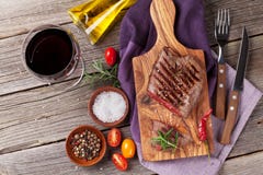 Зажаренные стейк и вино говядины стоковые фото Зажаренные стейк и вино говядины стоковые фото