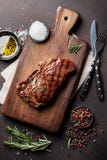 Зажаренные стейк, травы и специи говядины ribeye стоковое фото rf Зажаренные стейк, травы и специи говядины ribeye стоковое фото rf