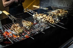 Зажаренные части очень вкусной говядины оковалка над пламенами стоковая фотография Зажаренные части очень вкусной говядины оковалка над пламенами стоковая фотография