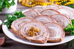Зажаренный в духовке крен свинины с мустардом Закуска ` s Нового Года Стоковые Фото Зажаренный в духовке крен свинины с мустардом Закуска ` s Нового Года Стоковые Фото
