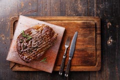 Зажаренный черный стейк Ribeye Ангуса на гималайском розовом блоке соли Стоковые Изображения RF Зажаренный черный стейк Ribeye Ангуса на гималайском розовом блоке соли Стоковые Изображения RF