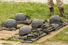 Закамуфлируйте куртки зенитных орудий боя и шлемы выровнялись вверх на том основании стоковые изображения Закамуфлируйте куртки зенитных орудий боя и шлемы выровнялись вверх на том основании стоковые изображения
