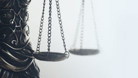 Законное изображение концепции закона, весы правосудия, золотой свет стоковое фото rf Законное изображение концепции закона, весы правосудия, золотой свет стоковое фото rf