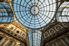 Закройте вверх богато украшенного стеклянного потолка на торговом центре Vittorio Emanuele II Galleria иконическом, размещенный р стоковое изображение Закройте вверх богато украшенного стеклянного потолка на торговом центре Vittorio Emanuele II Galleria иконическом, размещенный р стоковое изображение