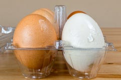 Закройте вверх влажных чистых яя курицы в пластиковой коробке на таблице стоковые изображения rf Закройте вверх влажных чистых яя курицы в пластиковой коробке на таблице стоковые изображения rf