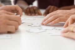 Закройте вверх головоломки разнообразной команды работы собирая совместно стоковое изображение rf Закройте вверх головоломки разнообразной команды работы собирая совместно стоковое изображение rf