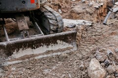 Закройте вверх деятельности бульдозера с почвой на строительной площадке стоковое фото Закройте вверх деятельности бульдозера с почвой на строительной площадке стоковое фото
