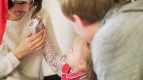 Закройте вверх для счастливой семьи, родителей смотря их милого ребенка, веселой концепции Christmass и Нового Года Мать в Санта стоковое изображение rf Закройте вверх для счастливой семьи, родителей смотря их милого ребенка, веселой концепции Christmass и Нового Года Мать в Санта стоковое изображение rf