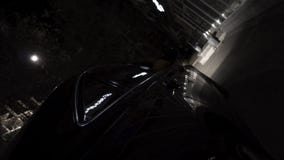 Закройте вверх для черного автомобиля припаркованного в городе вечером с различными сияющими светами, концепцией ночной жизни foo стоковое фото rf Закройте вверх для черного автомобиля припаркованного в городе вечером с различными сияющими светами, концепцией ночной жизни foo стоковое фото rf