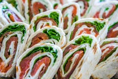 Закройте вверх закусок укусов салата & обруча ветчины стоковые изображения rf Закройте вверх закусок укусов салата & обруча ветчины стоковые изображения rf