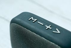 Закройте вверх и выборочный фокус кнопки диктора bluetooth на белой деревянной предпосылке стоковые фотографии rf Закройте вверх и выборочный фокус кнопки диктора bluetooth на белой деревянной предпосылке стоковые фотографии rf